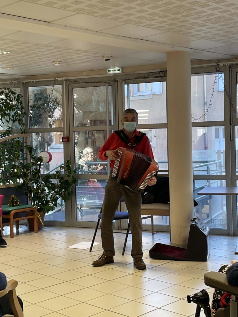 L'accordéoniste... EHPAD SainteMonique